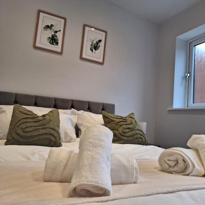 Home At Highgrove - Private Garden & Parking Ридинг Экстерьер фото