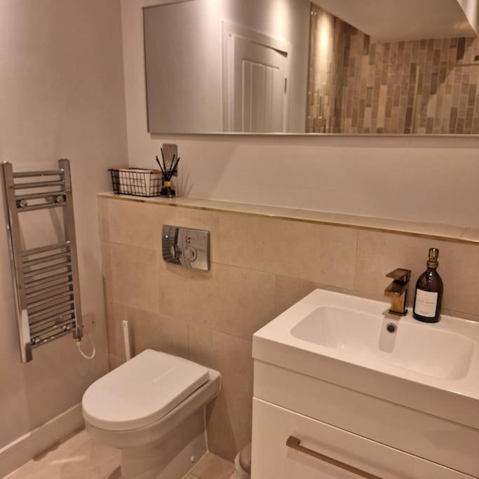Home At Highgrove - Private Garden & Parking Ридинг Экстерьер фото