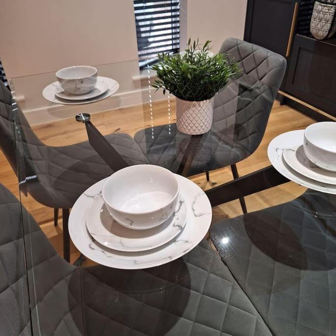 Home At Highgrove - Private Garden & Parking Ридинг Экстерьер фото